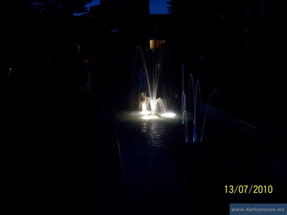 Karpacz-fontanna wieczorem