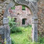 Piękny portal w ruinach zamku