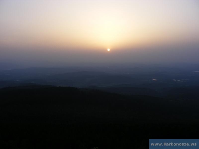 Zachód słońca widziany ze szczytu Skalnika w Kowarach.
