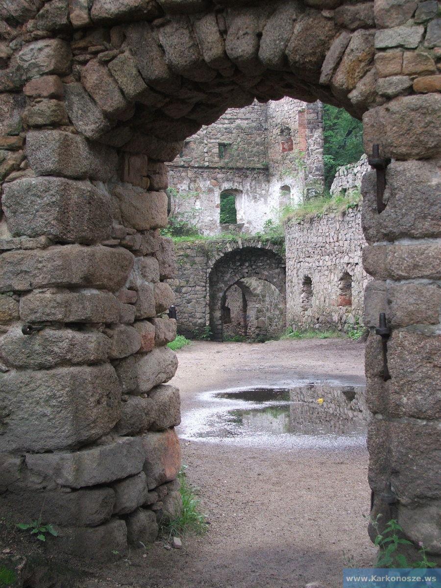 Kamienne bramy zamku Bolczów
