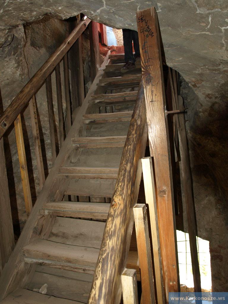 Drewniane schody na wieżę
